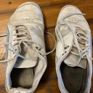 Used size 7 puma shoes